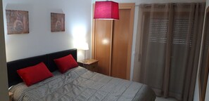 2 chambres, fer et planche à repasser, Wi-Fi, draps fournis