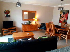 TV connectée, lecteur de DVD, table de tennis de table