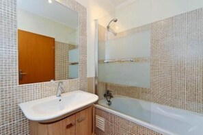 Combined shower/tub, hair dryer, towels, soap - South Facing,Pool,Ground Floor,Garage Parking,150m to Waterfront,Quiet,Secure (Cabanas de Tavira)