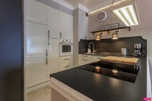 Fridge, oven, stovetop, dishwasher