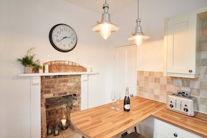 Luxury Apartment, Multiple Beds, Non Smoking | In-room dining