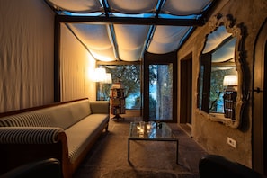 A cozy room with a sofa, a glass coffee table, and a lamp. - Toldino House 4 min. by car to lake (Cernobbio)