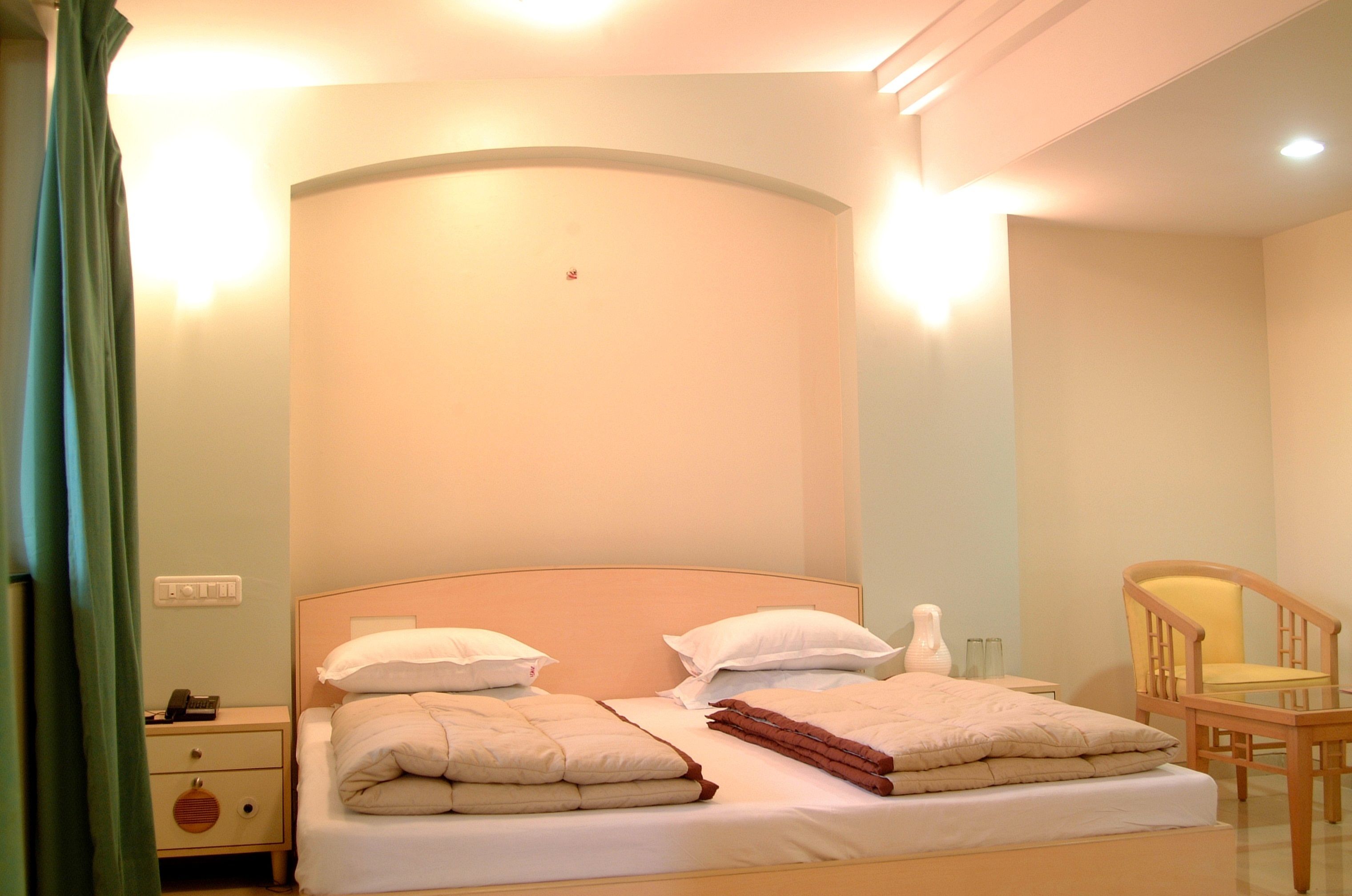 Premium Room, 1 Queen Bed, Smoking, Pool View | Desk, blackout curtains, free WiFi, bed sheets