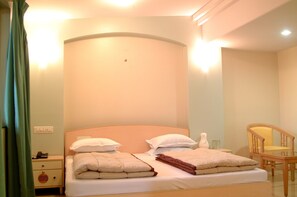 Habitación Premium, 1 cama Queen size, para fumadores, vista a la alberca | Escritorio, cortinas blackout, wifi gratis y ropa de cama 