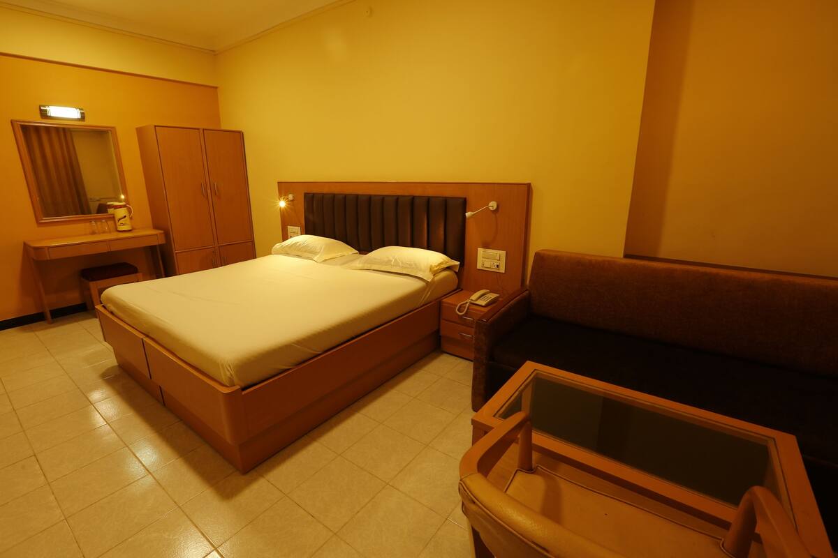 Deluxe Room, 1 Queen Bed with Sofa bed, Smoking | Desk, blackout drapes, WiFi (free), bed sheets