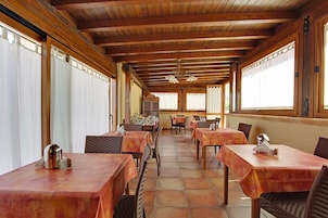 Café da manhã com pratos da culinária local grátis todos os dias