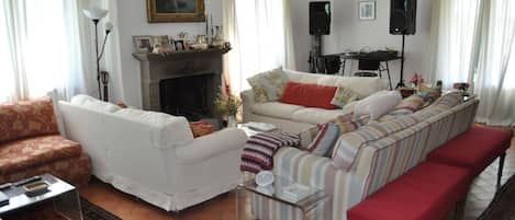 Télévision, cheminée