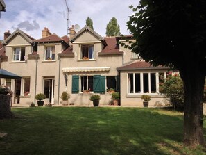 Vista frontal de la propiedad