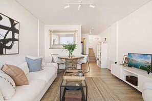 TV - Home with a View + Pool and Roof Terrace Garden (Elizabeth Bay)