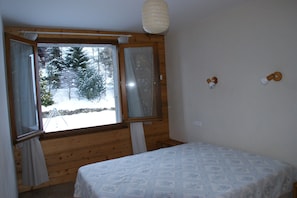 3 bedrooms, iron/ironing board, travel cot, WiFi