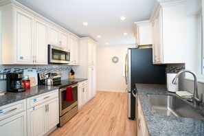 House (6 Bedrooms) | Private kitchen | Coffee/tea maker, cookware/dishes/utensils