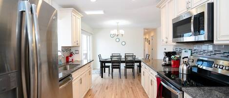 Maison (6 Bedrooms) | Cuisine privée | Cafetière/bouilloire, batterie de cuisine, vaisselle et ustensiles