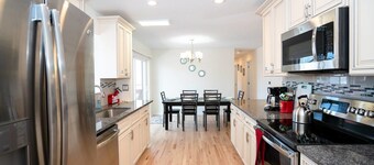 The Meadowlark Manor Spacious Backyard & Hot Tub