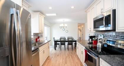 The Meadowlark Manor Spacious Backyard & Hot Tub