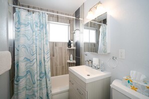 House (6 Bedrooms) | Bathroom | Towels - The Meadowlark Manor Spacious Backyard & Hot Tub (Lakewood)