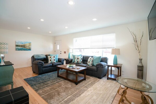 Maison (6 Bedrooms) | Aire de séjour | Téléviseur