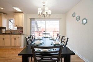 Maison (6 Bedrooms) | Cuisine privée | Cafetière-théière, vaisselle et ustensiles