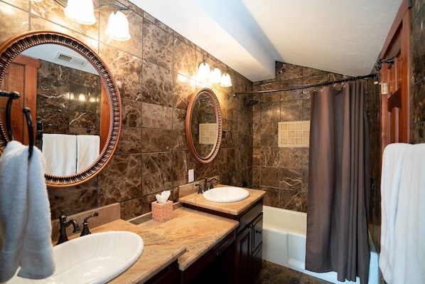 Apartment (Multiple Bedrooms) | Bathroom | Bathtub, towels, shampoo