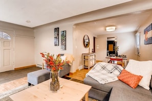 Living room - The Dream-like Garden Oasis in Sloan's Lake (Edgewater)