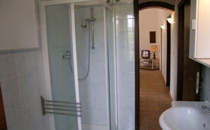 Douche, serviettes fournies