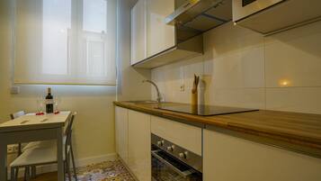 Een koelkast, een magnetron, een oven, een vaatwasser