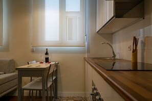 Fridge, microwave, oven, dishwasher - Apartment Downtown Madrid Chueca-Malasaña, 1 Room, 4 pax (Madrid)