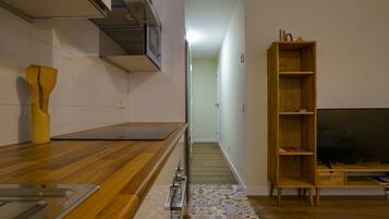 Een koelkast, een magnetron, een oven, een vaatwasser