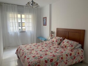 3 bedrooms, iron/ironing board, bed sheets
