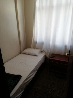 Quarto solteiro econômico, 1 cama de solteiro, para fumantes | Wi-Fi de cortesia, roupa de cama