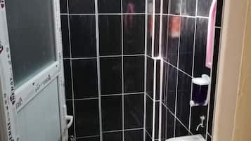 Dusche, Hausschuhe, Handtücher