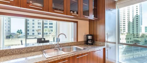 Apartamento, 1 habitación, balcón | Cocina privada | Frigorífico, microondas, horno y placa de cocina