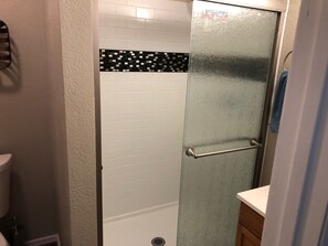 Haartrockner, Handtücher, Seife, Toilettenpapier