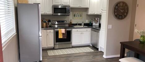 Refrigerador, microondas, horno y parrilla de estufa