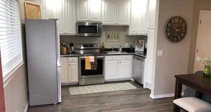 CONVENIENTLY LOCATED ONE BEDROOM APARTMENT IN NORTH PHOENIX