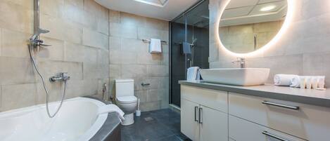 Apartment, 3 Bedrooms | Bathroom