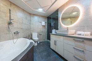 Apartment, 3 Bedrooms | Bathroom | Combined shower/bathtub, free toiletries, hair dryer, towels - Deluxe Holiday Homes - Shoreline (Dubai)