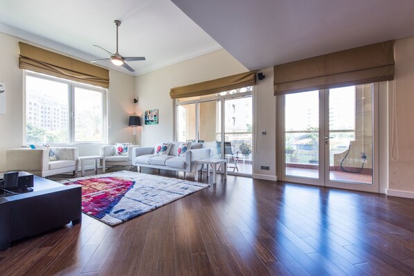 Apartment, 3 Bedrooms | Living room | Flat-screen TV - Deluxe Holiday Homes - Shoreline (Dubai)