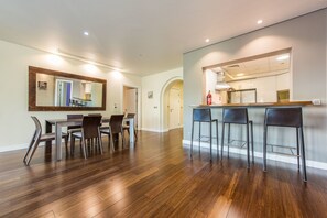 Apartment, 3 Schlafzimmer | Essbereich im Zimmer