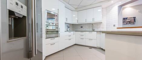 Apartment, 3 Bedrooms | Private kitchen | Full-sized fridge, microwave, oven, stovetop