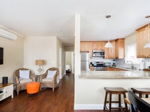 Køleskab, mikrobølgeovn, ovn, kogeplade