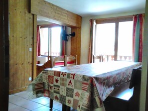 Dining - Very comfortable apartment in Lanslevillard Vanoise feet and tracks (Lanslevillard)