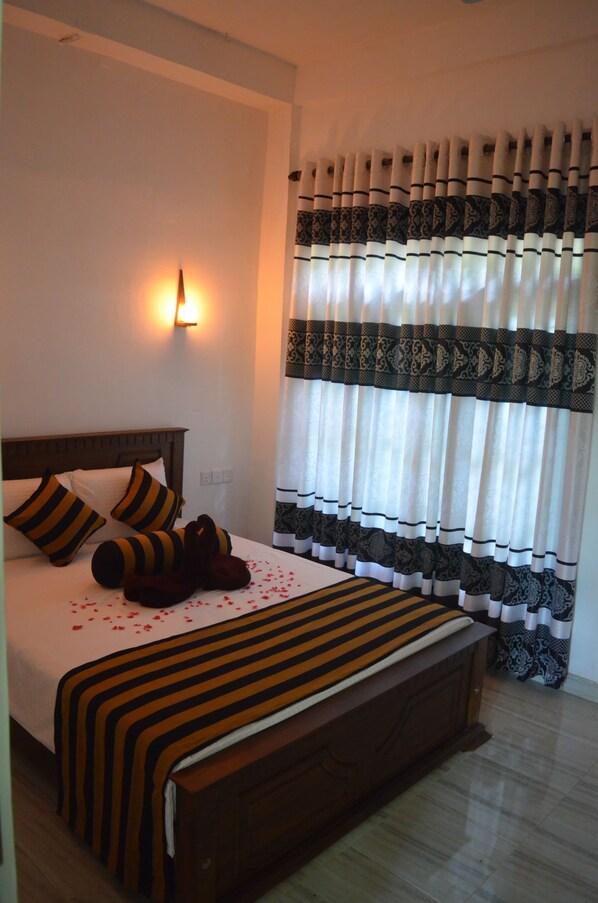 Desk, soundproofing, free WiFi - Green Garden Resort (Habarana)