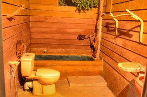 Shower, free toiletries, slippers, bidet - Green Garden Resort (Habarana)
