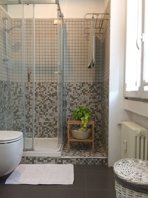 Tina, secadora de cabello, bidet, toallas 