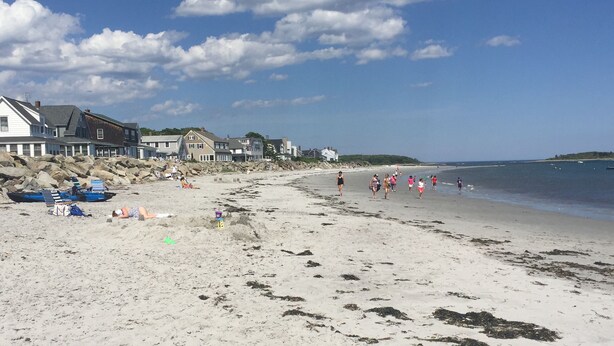 A sandy beach with houses in the background and a clear sky. - 4BR, 2 level, comfortable House In Kennebunkport/Cape Porpoise Maine.  (Kennebunkport)