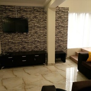 Apartment, 2 Queen Beds, Non Smoking | Living room | 40-inch flat-screen TV with satellite channels, TV