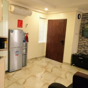 Full-sized fridge, microwave, stovetop, coffee/tea maker - Zion Place (Lagos)