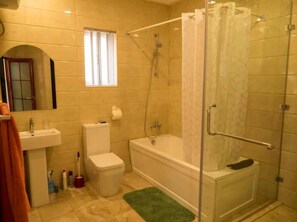 Bathtub, deep-soaking bathtub, free toiletries, towels - Zion Place (Lagos)