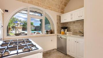 Frigorifero, microonde, forno, piano cottura