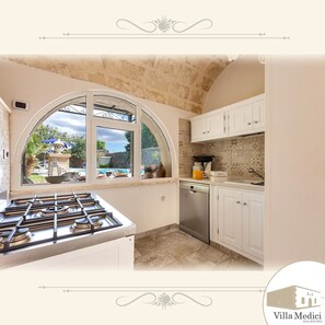 Frigorifero, microonde, forno, piano cottura